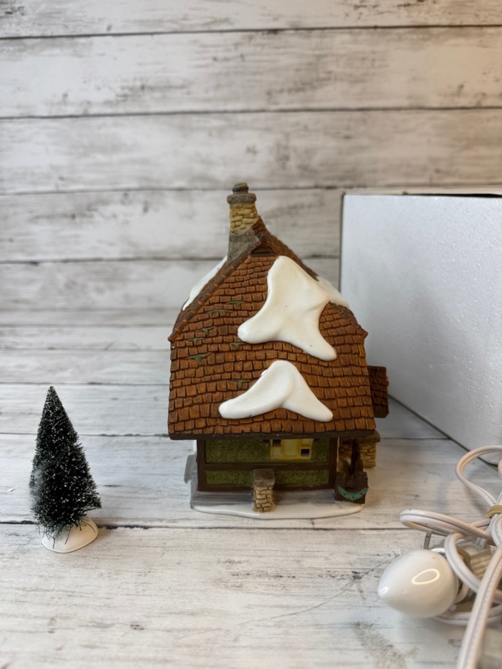 Dept 56 “ Old East Rectory” Dickens Christmas village w box, light and tree 1997 - Picture 5 of 8